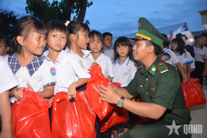 Những phần quà được bộ đội trao tận tay các em nhỏ.