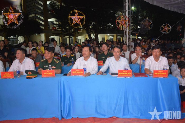 Các đại biểu dự đêm hội.