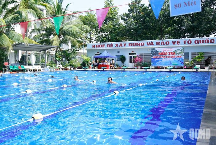  Các sĩ quan, quân nhân chuyên nghiệp, công chức quốc phòng, công nhân và viên chức quốc phòng tham gia kiểm tra bơi.