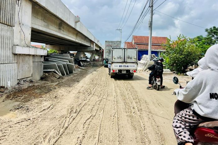 Trời mưa đường trơn trượt, dự án Cải tạo và nâng cấp Quốc lộ 14E nguy cơ mất an toàn giao thông.