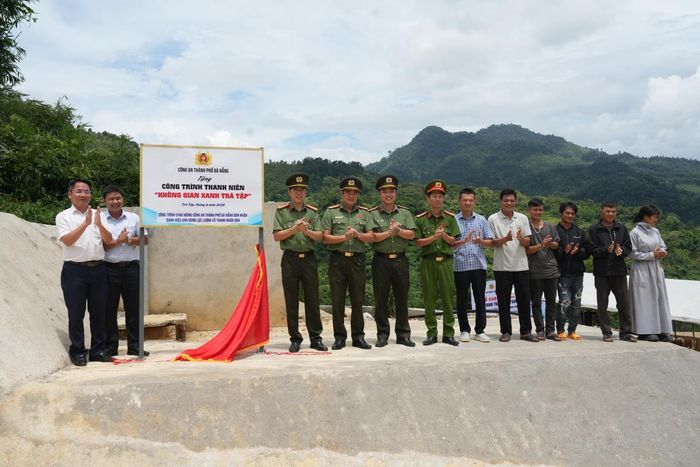 Ban Thanh niên Công an TP Đà Nẵng cùng chính quyền địa phương thực hiện thủ tục bàn giao.