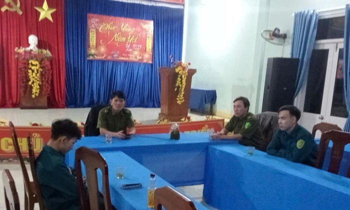 Một buổi sinh hoạt của Tổ bảo vệ an ninh trật tự ở cơ sở thôn Xuân Trung.