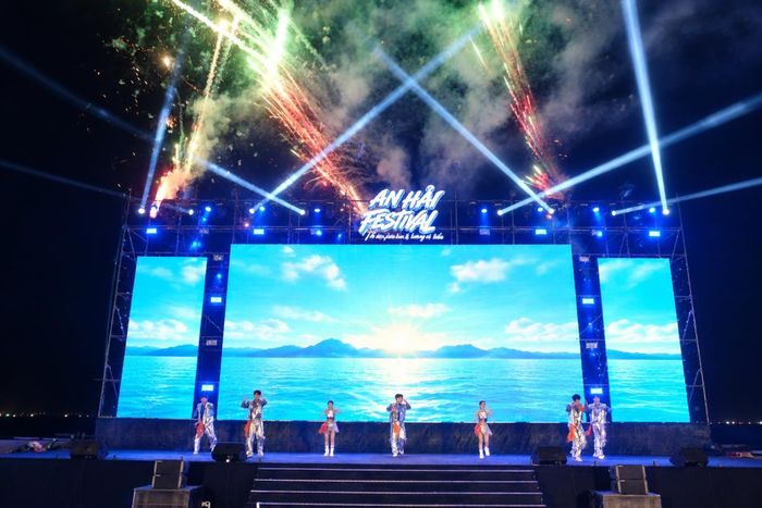 Điểm nhấn đặc biệt của lễ hội là trình diễn pháo hoa nghệ thuật rực rỡ trên nền không gian biển.