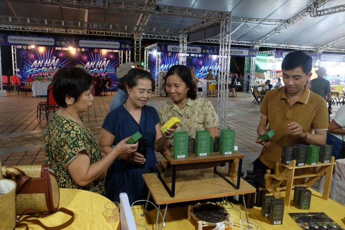 Người dân du khách trải nghiệm các sản phẩm được trưng bày tại lễ hội