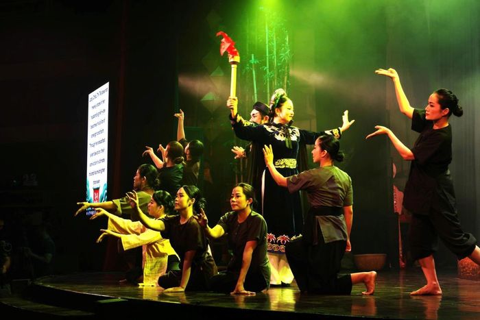 Với cách kể chuyện mới đầy sáng tạo và thi vị, chương trình lôi cuốn người xem đến cuối chương trinh.