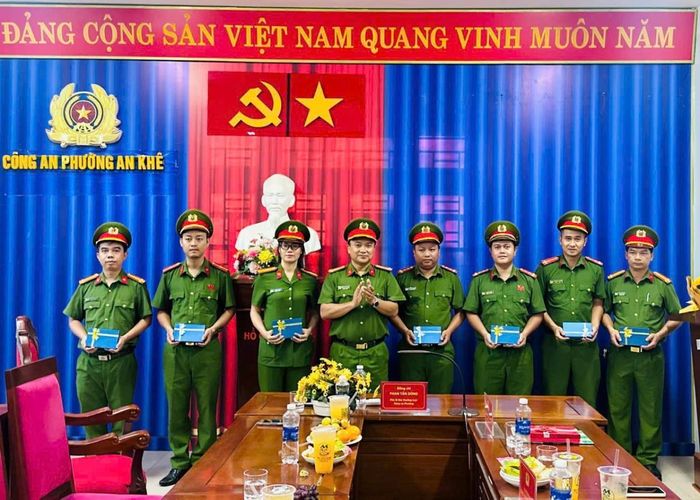 Thượng tá Nguyễn Anh Dũng, Trưởng Công an phường An Khê trao khen thưởng cho 7 CBCS có thành tích xuất sắc trong đợt cao điểm 45 ngày đêm.
