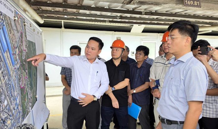 Ông Đỗ Tâm Hiển kiểm tra thực tế, nghe báo cáo tiến độ Dự án sản xuất Ray đường sắt và Thép đặc biệt Hòa Phát Dung Quất.