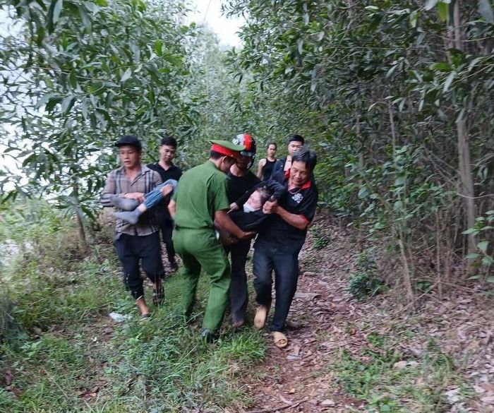 Công an xã Trung Thuần và người dân kịp thời đưa bà Lượng đi cấp cứu.