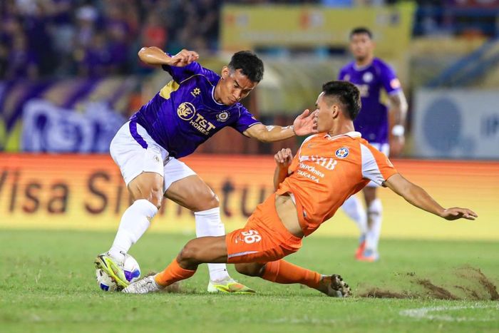Hà Nội FC (áo sẫm) có phong độ không tốt trước khi đối đầu với SHB Đà Nẵng tại Cúp Quốc gia mùa này.