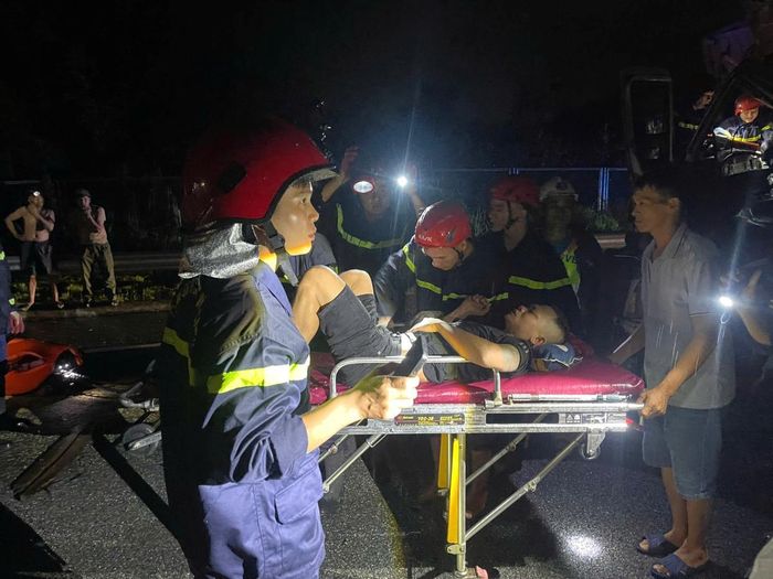 Lực lượng chức năng triển khai phương án tiếp cận, đưa nạn nhân ra ngoài an toàn