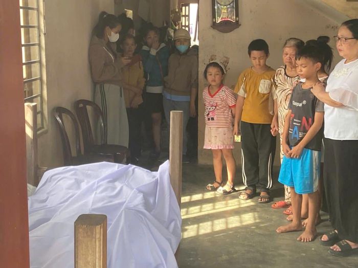 Những đứa trẻ mất cha, nay mất mẹ khi tuổi đời còn thơ ngây.