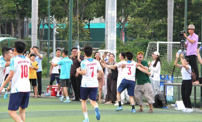 Trong loạt penalty cân não, Đội Bệnh viện đa khoa Quảng Nam xuất sắc vượt qua, đánh bại đối thủ Công ty CP Du lịch Vietravel - Chi nhánh Đà Nẵng