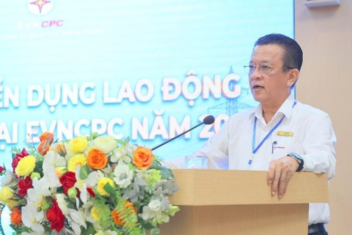 Ông Ngô Tấn Cư - Thành viên HĐTV, Tổng giám đốc, Chủ tịch Hội đồng tuyển dụng phát biểu khai mạc kỳ thi