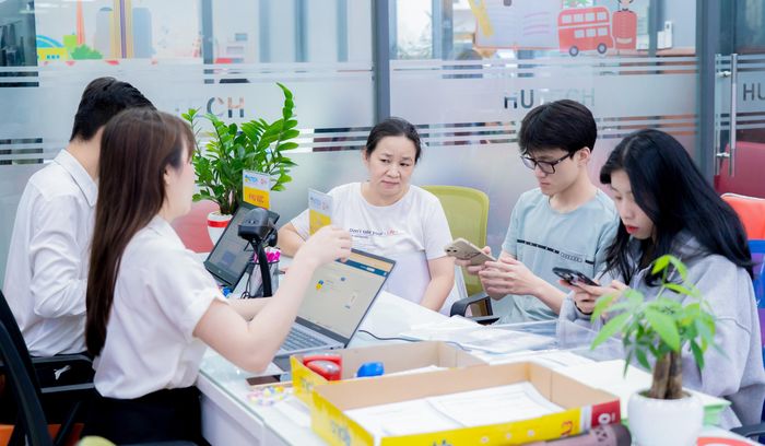 Tân sinh viên Trường ĐH Công nghệ TPHCM làm thủ tục nhập học. Ảnh: THANH HÙNG