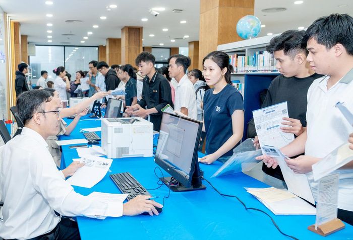 Sinh viên làm thủ tục nhập học tại Trường ĐH Công thương TPHCM. Ảnh: THANH HÙNG