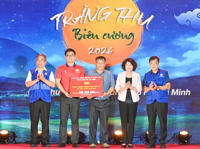  Đồng chí Đặng Thị Ngọc Thịnh và đồng chí Nguyễn Phước Lộc trao bảng tượng trưng kinh phí tặng công trình Trung thu cho em tại Đặc khu Côn Đảo. Ảnh: MẠNH THẮNG 