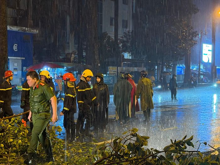  Lực lượng Công an phường Chợ Quán phối hợp cùng các đơn vị liên quan phong tỏa, xử lý hiện trường. Ảnh: NGUYỄN TÂN 