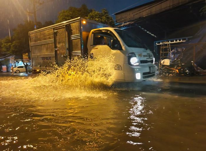 Một đoạn đường ở khu vực xã Hóc Môn, TPHCM ngập nước sau trận mưa lớn. Ảnh minh họa: NGUYỄN TÂN