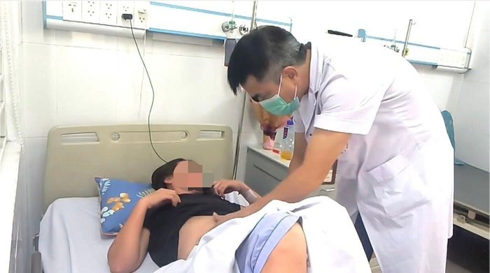  Bác sĩ thăm khám cho bệnh nhân sốt xuất huyết. Ảnh: ĐẶNG THANH 