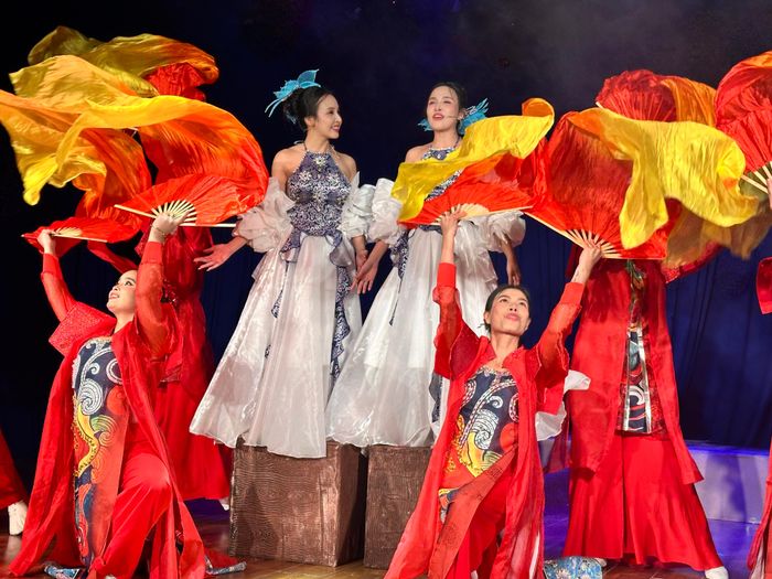  Hai diễn viên Dương Bảo Châu, Dương Yến Châu thể hiện xuất sắc nhạc kịch, kịch hình thể với câu chuyện "Đời đất, đời người", nhận được sự cổ vũ nồng nhiệt của khán giả. Ảnh: THANH HIỆP 