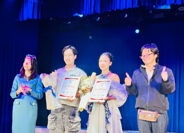  NSƯT Hạnh Thúy (bìa trái) và NSƯT Nguyễn Công Ninh trao giải Nhất thể loại nhạc kịch cho Lâm Thế Vinh và Dương Yến Châu. Ảnh: THANH HIỆP 