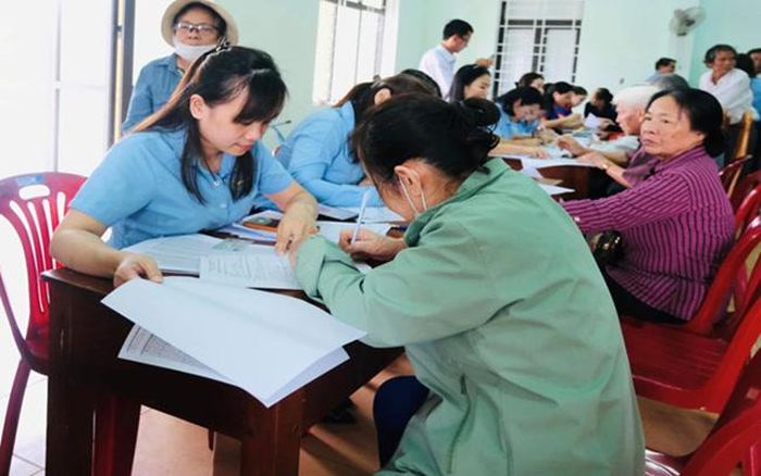 Hướng dẫn người dân đăng ký nhận lương hưu, trợ cấp BHXH qua tài khoản cá nhân. Ảnh: BHXH Việt Nam