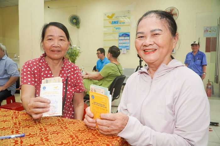 Người hưởng nhận lương hưu tại một điểm chi trả ở TP Đà Nẵng. Ảnh: THANH DŨNG