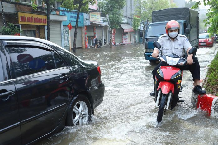  Ngập sâu khiến phương tiện lưu thông gặp nhiều khó khăn. Ảnh: TIẾN CƯỜNG 