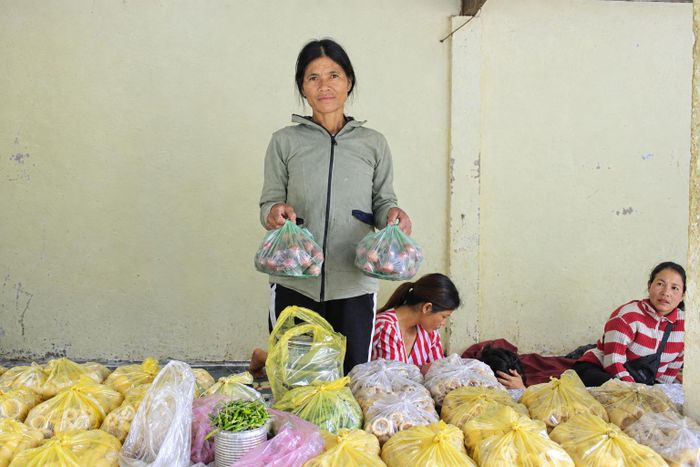  Đồng bào Cor mang dâu xuống chợ bán cùng với những sản vật khác của núi rừng Quảng Ngãi. Ảnh: NGUYỄN TRANG 