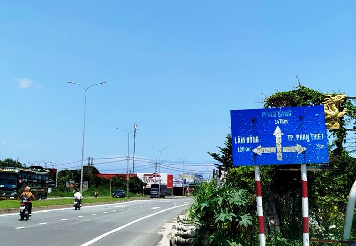  Trên quốc lộ 1, đoạn qua phường Hàm Thắng (tỉnh Lâm Đồng), biển báo chỉ dẫn giao thông vẫn để địa danh “TP Phan Thiết”. Ảnh: TIẾN THẮNG 