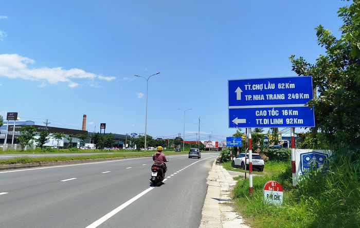  Trên quốc lộ 1, đoạn qua phường Hàm Thắng (tỉnh Lâm Đồng), biển báo chỉ dẫn giao thông vẫn ghi địa danh cũ “TP Nha Trang”, “TT Chợ Lầu", "TT Di Linh”. Ảnh: TIẾN THẮNG 