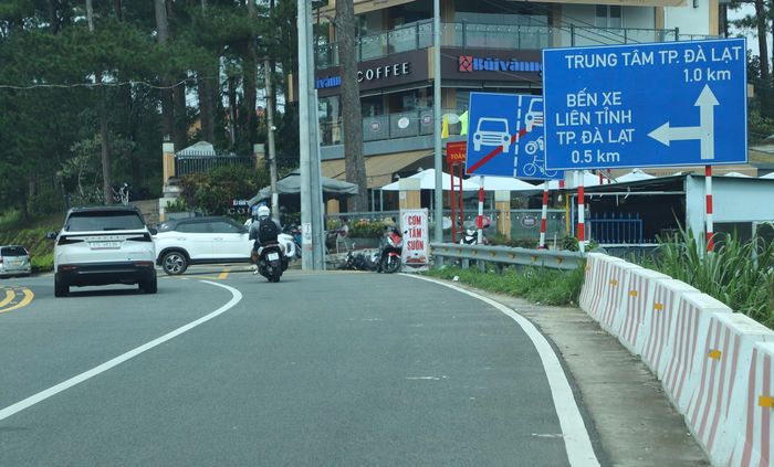  Biển báo chỉ dẫn vẫn ghi địa danh cũ. Ảnh: ĐOÀN KIÊN 
