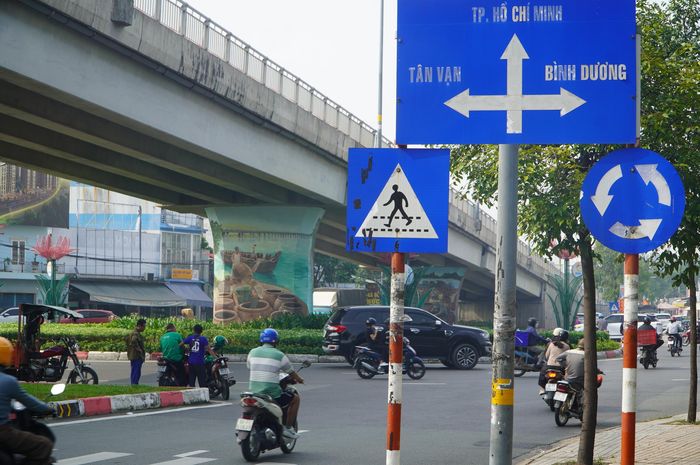  Bảng chỉ dẫn chưa được cập nhật địa danh mới. Ảnh: THANH DUY 