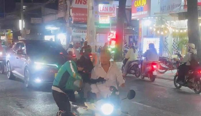Nam tài xế xe công nghệ bị hành khách đánh túi bụi vào mặt. Ảnh cắt từ clip