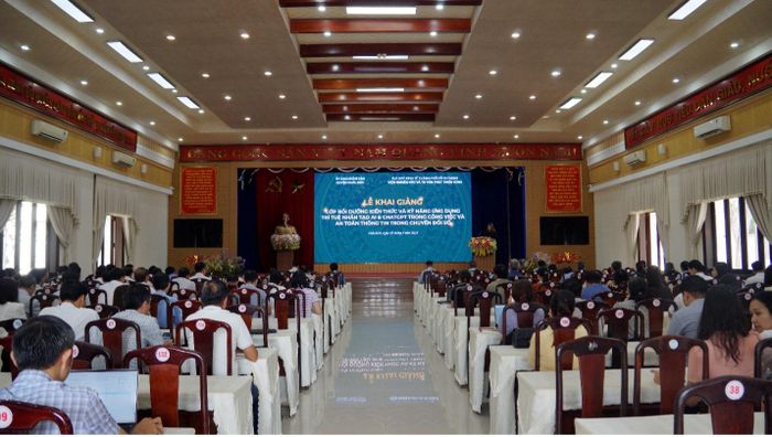  UEH phối hợp cùng UBND huyện Châu Đức tổ chức lớp bồi dưỡng kiến thức, kỹ năng ứng dụng trí tuệ nhân tạo, tháng 5-2025 - Ảnh: UEH 