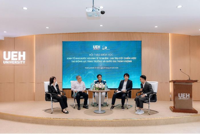  Phiên thảo luận bàn tròn tại Hội thảo khoa học “Kinh tế nhà nước và kinh tế tư nhân – Hai trụ cột chiến lược tạo động lực tăng trưởng và quốc gia thịnh vượng”, 17-4-2026 - Ảnh: UEH 