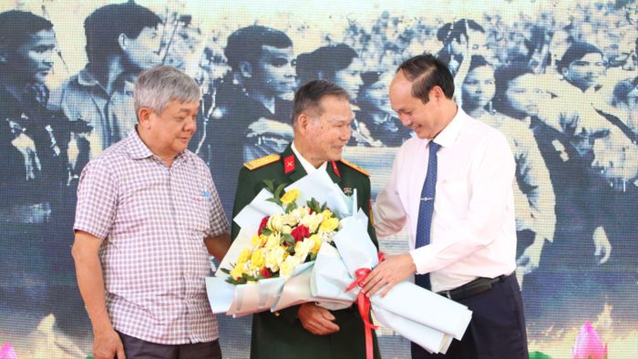  ﻿Ban liên lạc truyền thống quê hương Củ Chi “Đất thép Thành đồng” tặng hoa Anh hùng Lực lượng vũ trang nhân dân ﻿Tô Văn Đực 