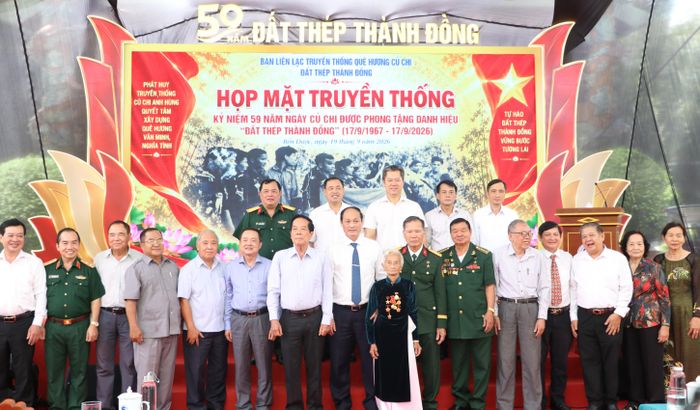  Các đại biểu chụp hình lưu niệm 