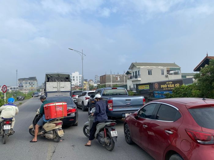  Ùn tắc trên mặt đê tả sông Đáy sáng 19-9. Ảnh: PHÚC HẬU 