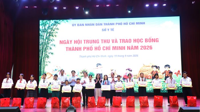  Phó Chủ tịch Ủy ban MTTQ Việt Nam TPHCM Phạm Minh Tuấn cùng đại biểu trao học bổng, tặng quà cho thiếu nhi 