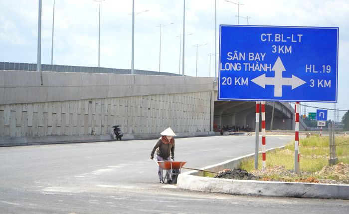 Nhiều hạng mục dự án Vành đai 3-TPHCM đoạn qua TP Đồng Nai đã bước vào giai đoạn cuối. ﻿Ảnh: PHÚ NGÂN 