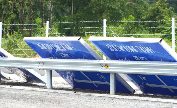  Nhiều biển báo chỉ hướng đến sân bay Long Thành sẵn sàng được lắp đặt. Ảnh: PHÚ NGÂN 