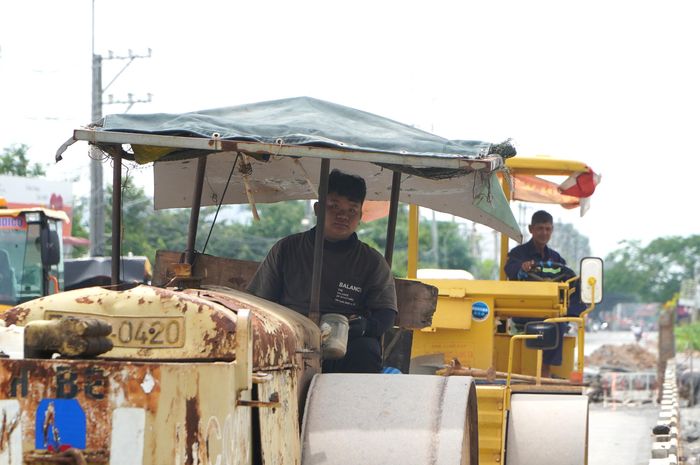  Công nhân thi công 3 ca 4 kíp quyết tâm đưa tuyến đường về đích trong tháng 9-2026. Ảnh: PHÚ NGÂN 