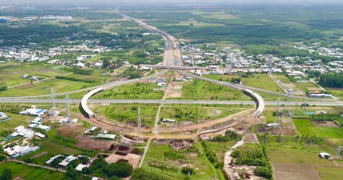  Đoạn cuối dự án Vành đai 3 nối với tuyến cao tốc Bến Lức - Long Thành. Ảnh: PHÚ NGÂN 