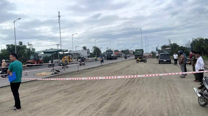 Hiện trường vụ tai nạn chết người sáng 18-9 trên quốc lộ 14B, qua thôn Cẩm Toại Trung, xã Hòa Vang. Khu vực này đang thi công, mặt đường bị thu hẹp. Ảnh: NGUYÊN KHÔI