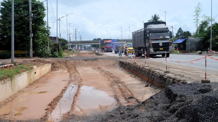 Mặt đường cho xe lưu thông qua lại bị thu hẹp. Ảnh: NGUYÊN KHÔI