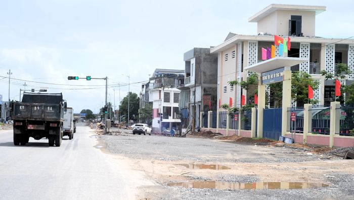 Đoạn quốc lộ 14B trước Trường Tiểu học Đỗ Thúc Tịnh đang thi công, gây bụi khi trời nắng và lầy lội khi trời mưa. Ảnh: NGUYÊN KHÔI