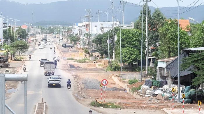 Sau gần 3 năm thi công, đoạn quốc lộ 14B dài gần 8km vẫn dang dở, ngổn ngang. Ảnh: NGUYÊN KHÔI