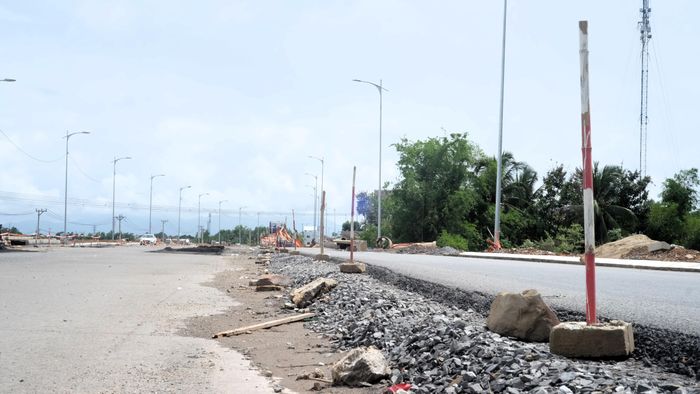 Đoạn đường đang thi công được che chắn sơ sài, tiềm ẩn nguy hiểm cho người tham gia giao thông. Ảnh: NGUYÊN KHÔI