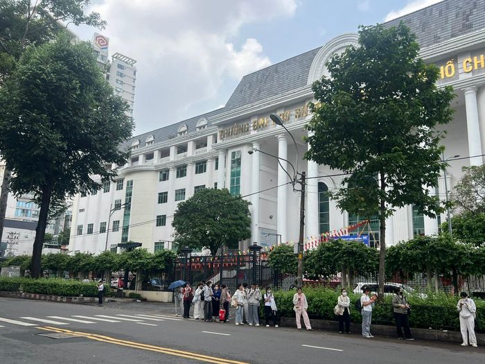 Khu vực cây gãy nhánh trước Trường Đại học Sư phạm TPHCM. Ảnh: QUỐC HÙNG